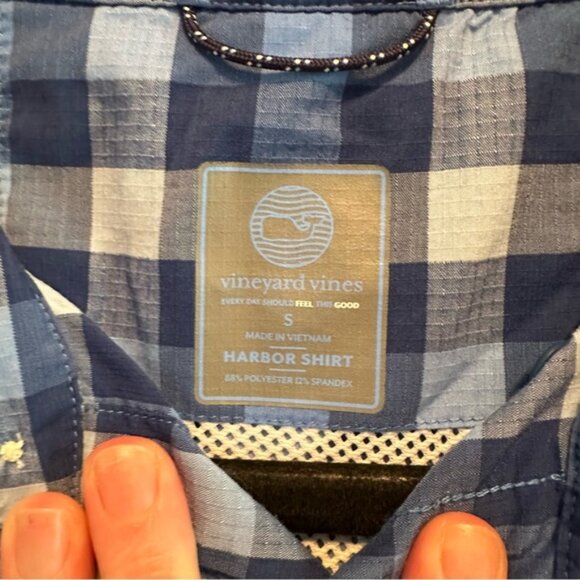 Vineyard Vines long sleeve performance button down. EUC Size Small - Picture 3 of 4